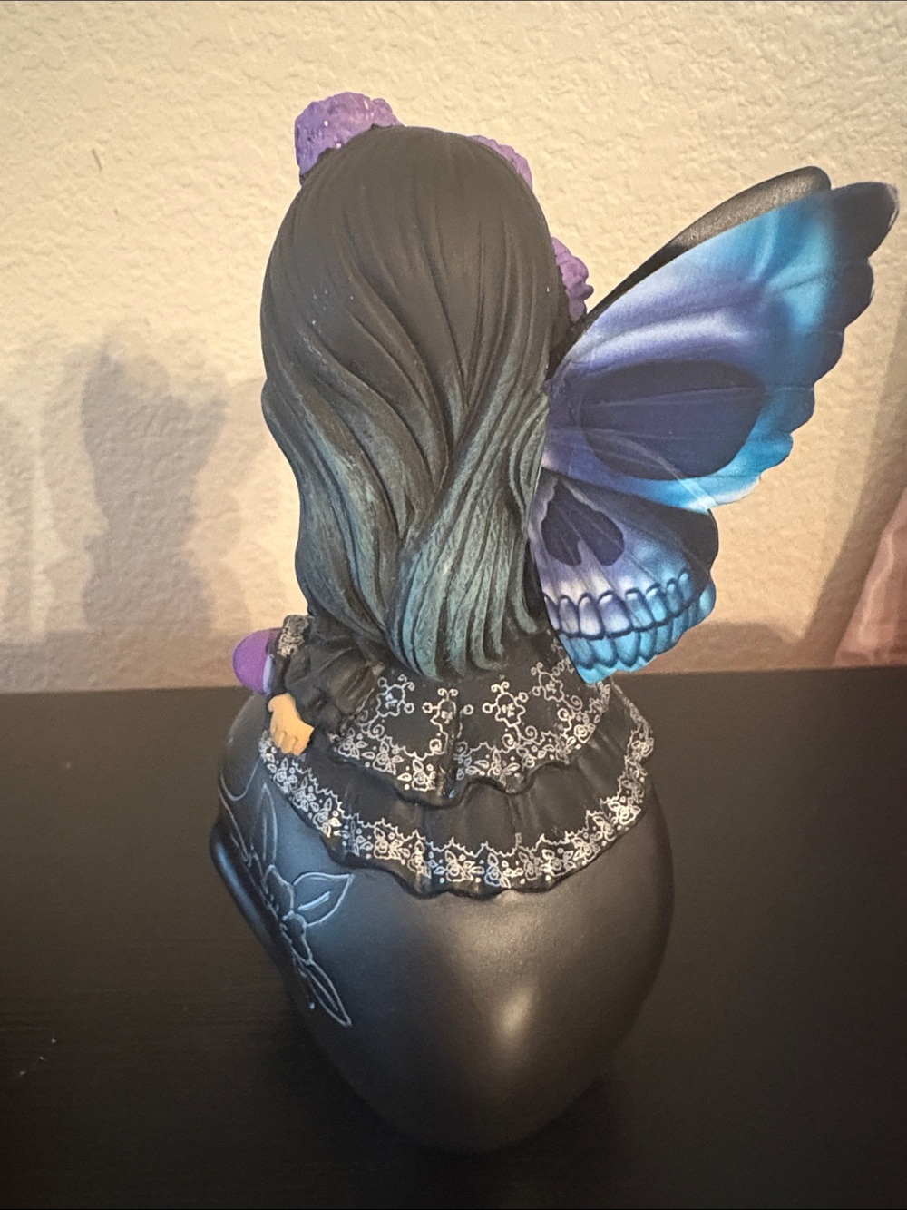 New Beautiful Hand-Painted Purple Dia de los Muertos Fairy on Skull Figurine - Picture 6 of 11